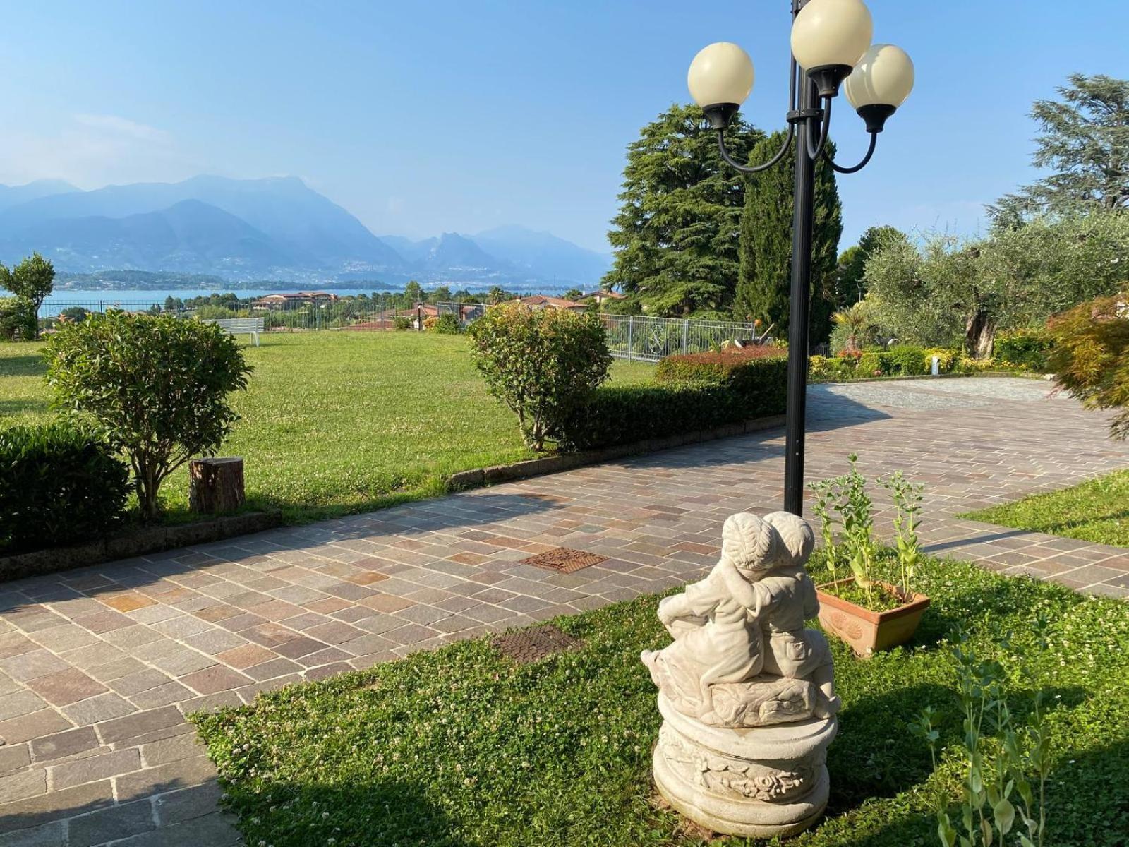 Flowers & Garden Apartment Con Vista Lago Manerba del Garda Exterior photo